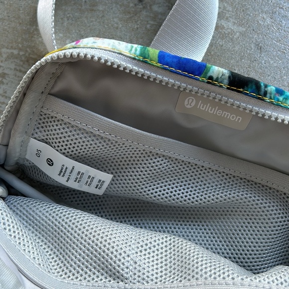 lululemon Extended Strap Everywhere Belt Bag - No Limits White Multi - Picture 5 of 7